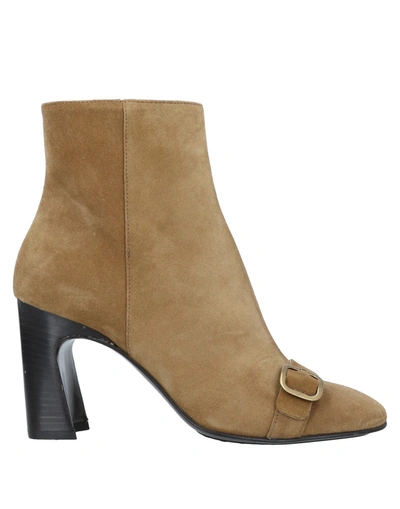 Tod's Ankle Boots In Beige