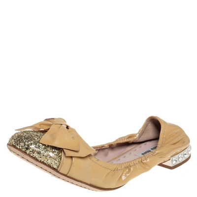 Pre-owned Miu Miu Beige/gold Patent Leather Bow Detail Crystal Embellished Heel Scrunch Ballet Flats Size 38.5