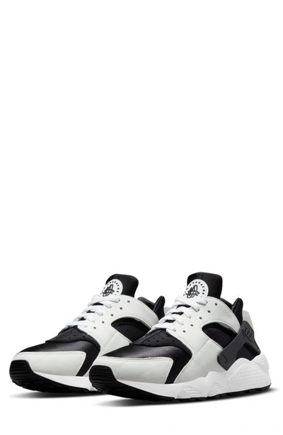 Nike Air Huarache Low-top Trainers In Black/white