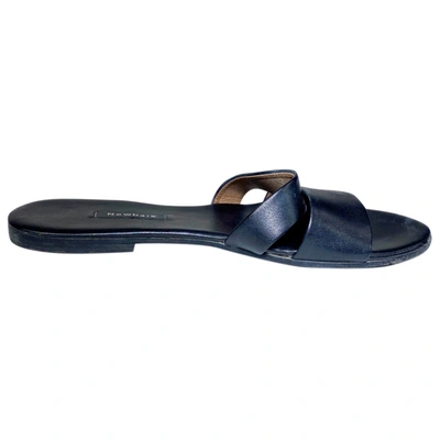 Pre-owned Newbark Leather Flip Flops In Black