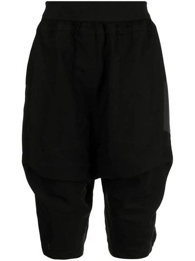 Julius Flap-pocket Drop-crotch Shorts In Schwarz