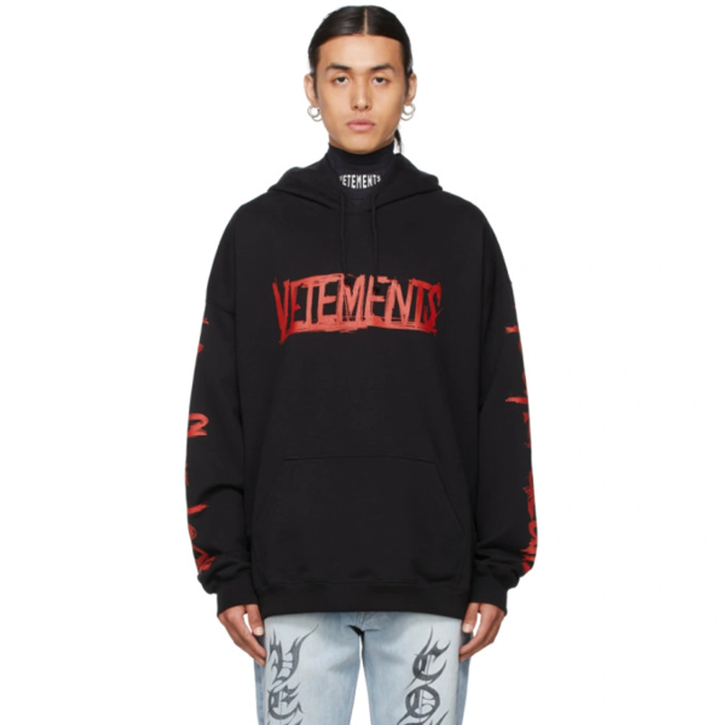 Vetements Black & Red 'world Tour' Logo Hoodie In Schwarz Vetements Black & Red 'world Tour' Logo Hoodie In Schwarz