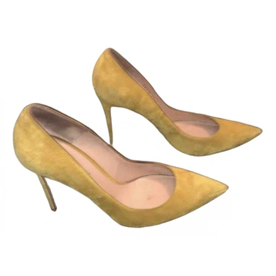 Pre-owned Gianvito Rossi Heels In Yellow