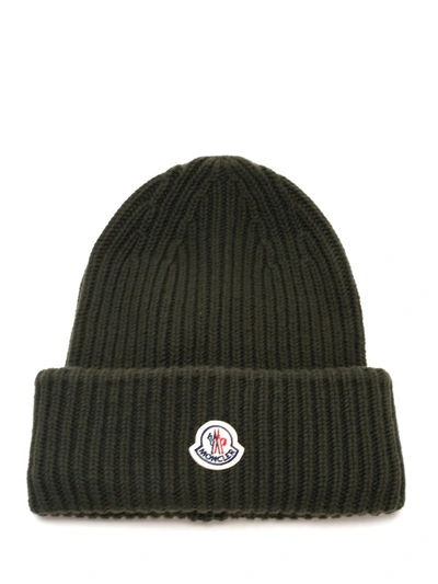 Moncler Logo Patched Ribbed Beanie In Green