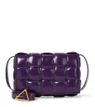 Bottega Veneta Cassette Padded Intrecciato Patent-leather Shoulder Bag In 紫色
