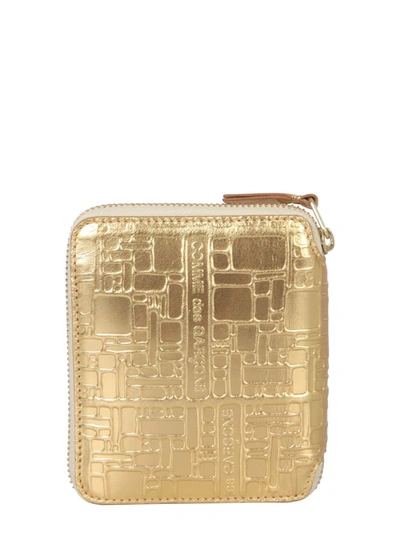 Comme Des Garçons Wallet Embossed Logo Zipped Wallet In Gold
