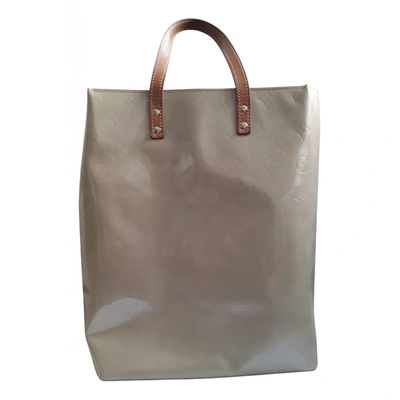 Pre-owned Louis Vuitton Reade Patent Leather Tote In Beige