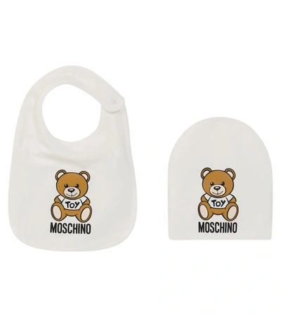 Moschino Baby品牌标识弹力棉质围兜与帽子套装 In White