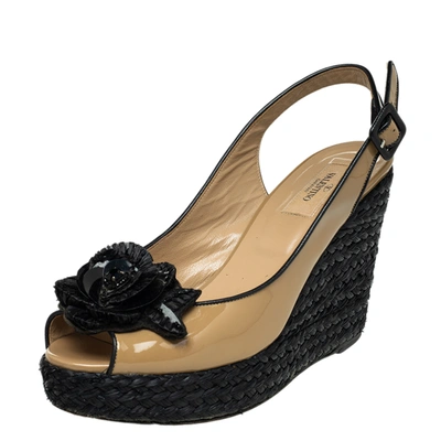 Pre-owned Valentino Garavani Beige Patent Leather Rose Embellished Slingback Wedge Platform Espadrille Sandals Size 38.5