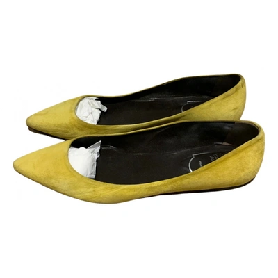 Pre-owned Roger Vivier Ballet Flats In Yellow