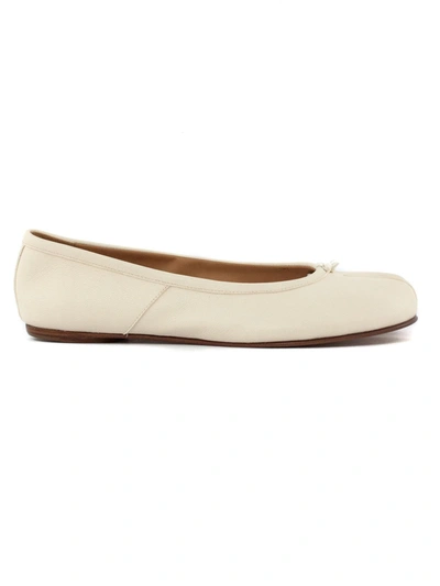 Maison Margiela White Leather Tabi Ballet Flats In Bianco