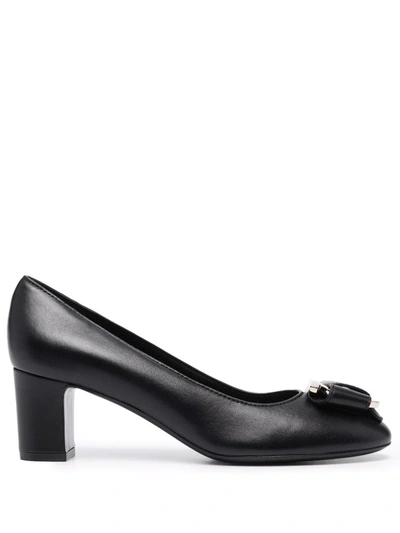 Ferragamo Plaque-detail Pumps In Schwarz