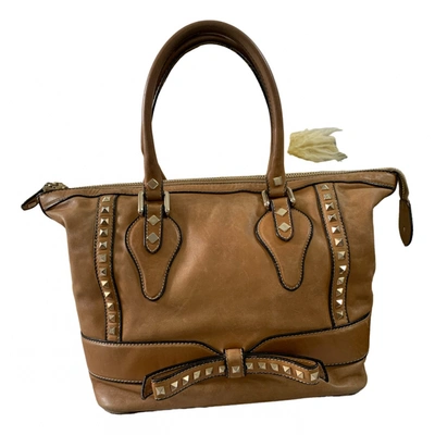 Pre-owned Valentino Garavani Rockstud Leather Handbag In Camel