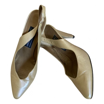 Pre-owned Stuart Weitzman Leather Heels In Gold