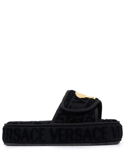 Versace Logo压纹厚底拖鞋 In Black