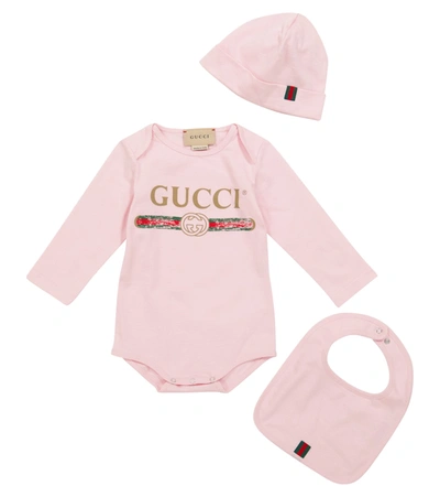Gucci Baby Logo Cotton Bodysuit, Hat And Bib Set In Pink