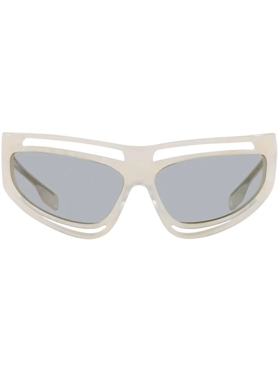 Burberry Eyewear Eliot Cut-out Detail Sunglasses In Grau