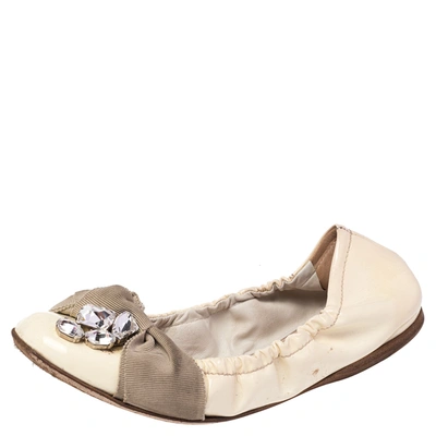 Pre-owned Miu Miu Cream Patent Leather Crystal Embellished Scrunch Ballet Flats Size 36