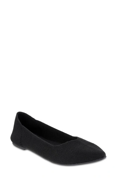 Mia Kerri Pointed Toe Flat In Black