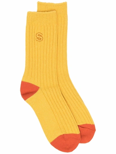 Sacai Embroidered-logo Ribbed-knit Socks In 黄色
