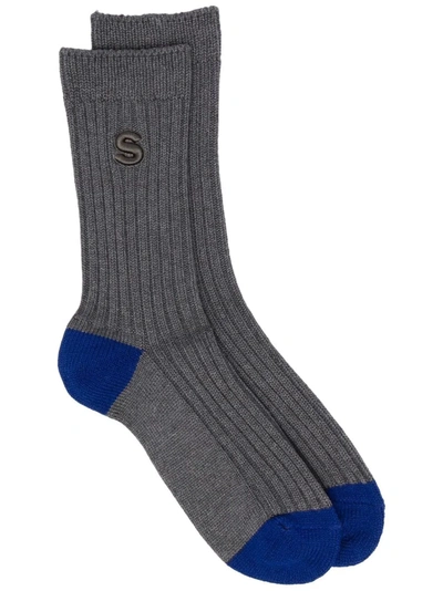 Sacai Embroidered-logo Ribbed-knit Socks In 灰色