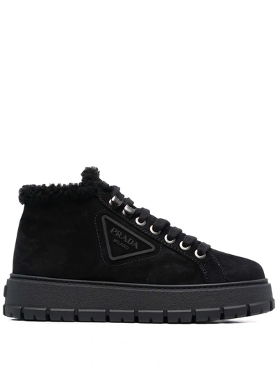Prada Logo Plaque Shearling Ankle Boots In Schwarz