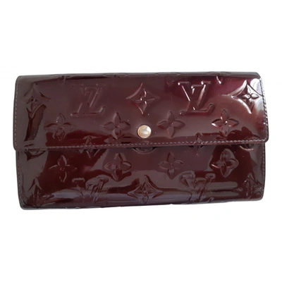 Pre-owned Louis Vuitton Virtuose Patent Leather Wallet In Burgundy