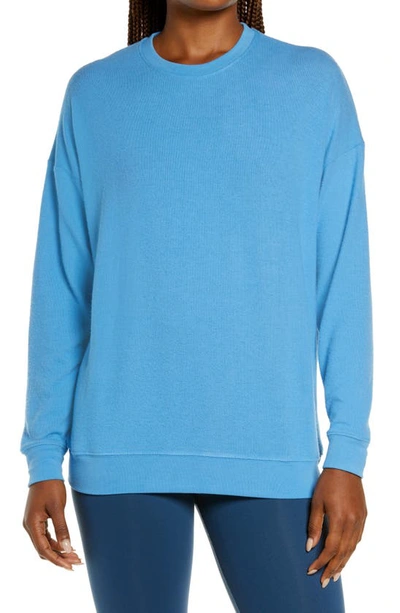 Alo Yoga Soho Pullover In Cafe Blue