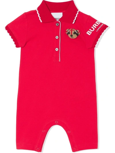 Burberry Babies' Thomas Bear 图案珠地布连体短裤 In Red