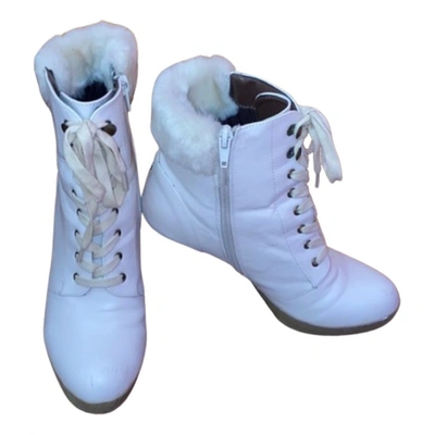 Pre-owned Guess Leather Ankle Boots In White