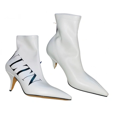 Pre-owned Valentino Garavani Leather Ankle Boots In White
