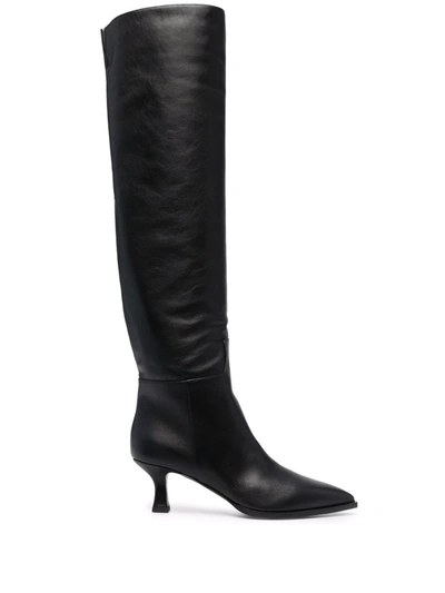 Greymer Pointed Leather Boots In Schwarz