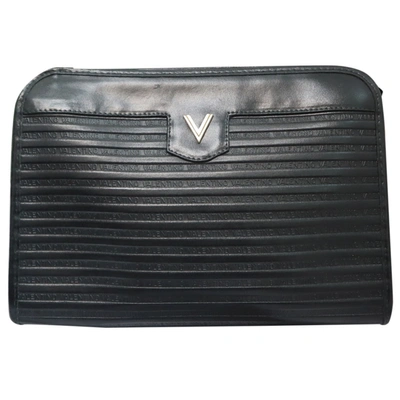 Pre-owned Valentino By Mario Valentino Vlogo Leather Clutch Bag In Black