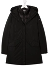 Woolrich Concealed-front Hooded Coat In 黑色