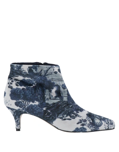Lenora Ankle Boots In Light Grey