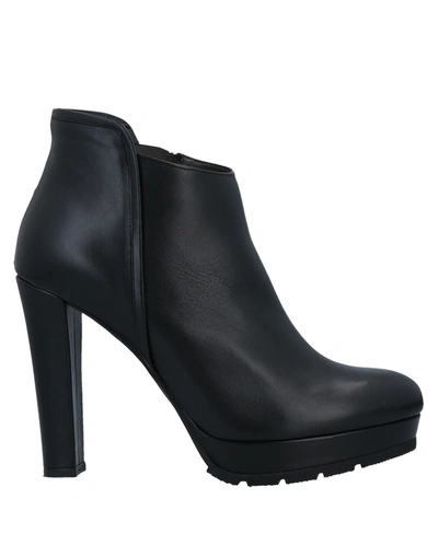 Bailly Ankle Boots In Black