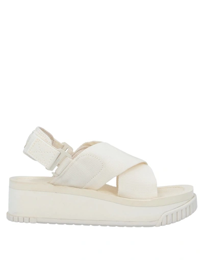 Sha·ka Sandals In White