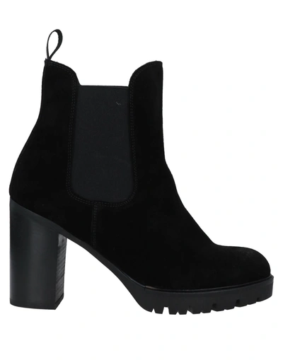 Frau Ankle Boots In Black