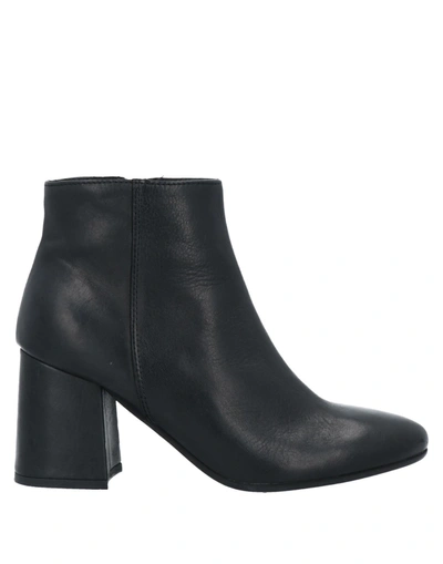 Geste Proposition Ankle Boots In Black