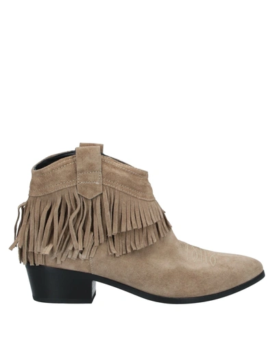 Janet & Janet Ankle Boots In Beige