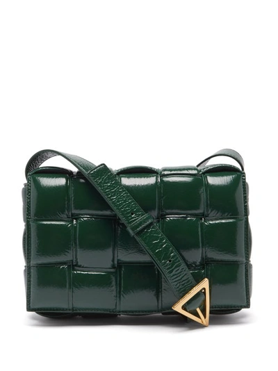 Bottega Veneta Cassette Padded Patent Leather Crossbody Bag In Grün