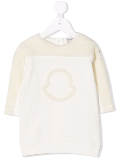 Moncler Babies' Logo细节长袖毛衣式连衣裙 In White