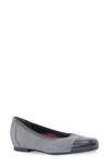 Munro Danielle Ii Flat In Grey