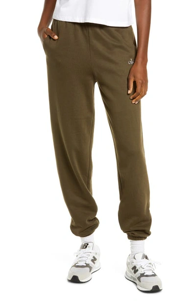 Alo Yoga Accolade Sweatpants In Dark Olive