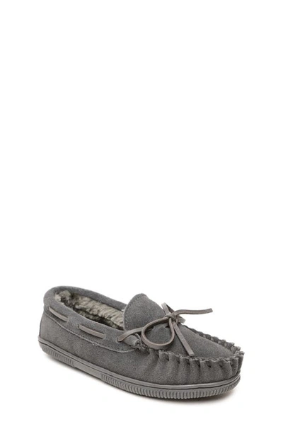 Minnetonka Fleece Lined Moccasin In Charcoal