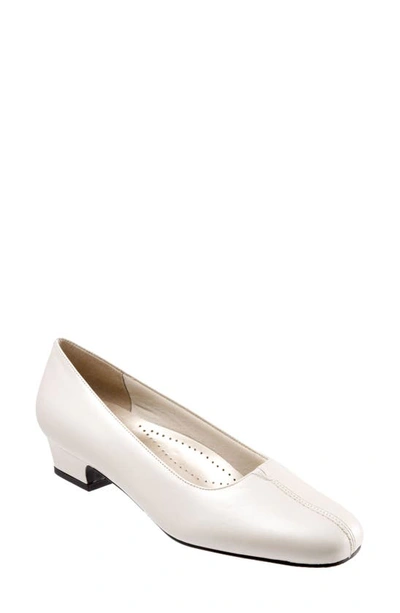 Trotters Doris Womens Padded Insole Solid Pumps In White