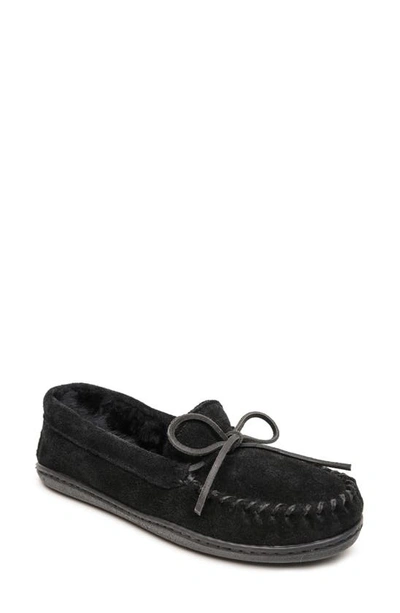 Minnetonka Genuine Shearling Moccasin In Black