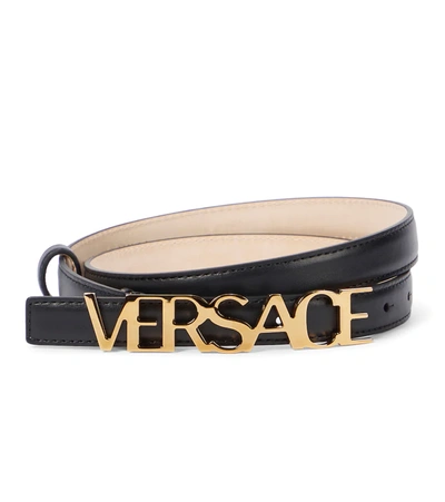 Versace Logo扣环皮质腰带 In Black