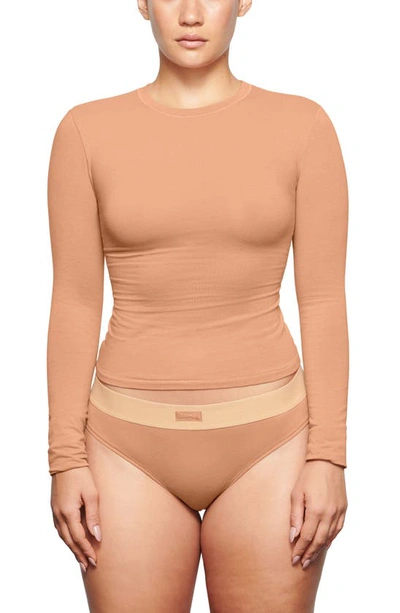 Skims Long Sleeve Stretch Cotton Tee In Sedona
