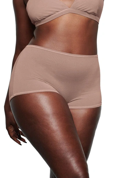 Skims Stretch Cotton Boyshorts In Umber